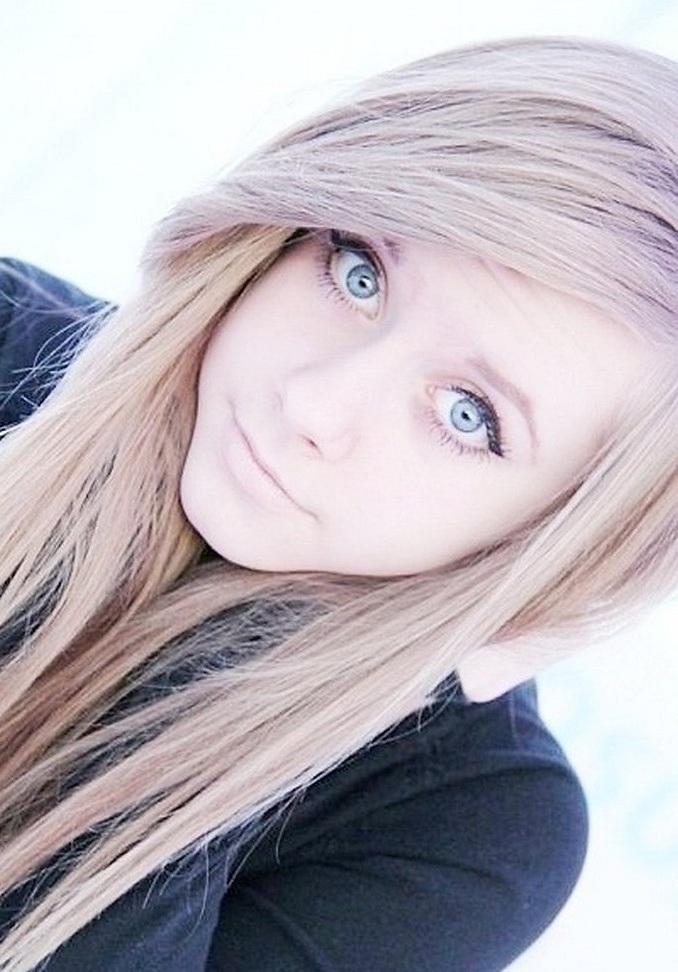 У меня голубые глаза и светлые волосы